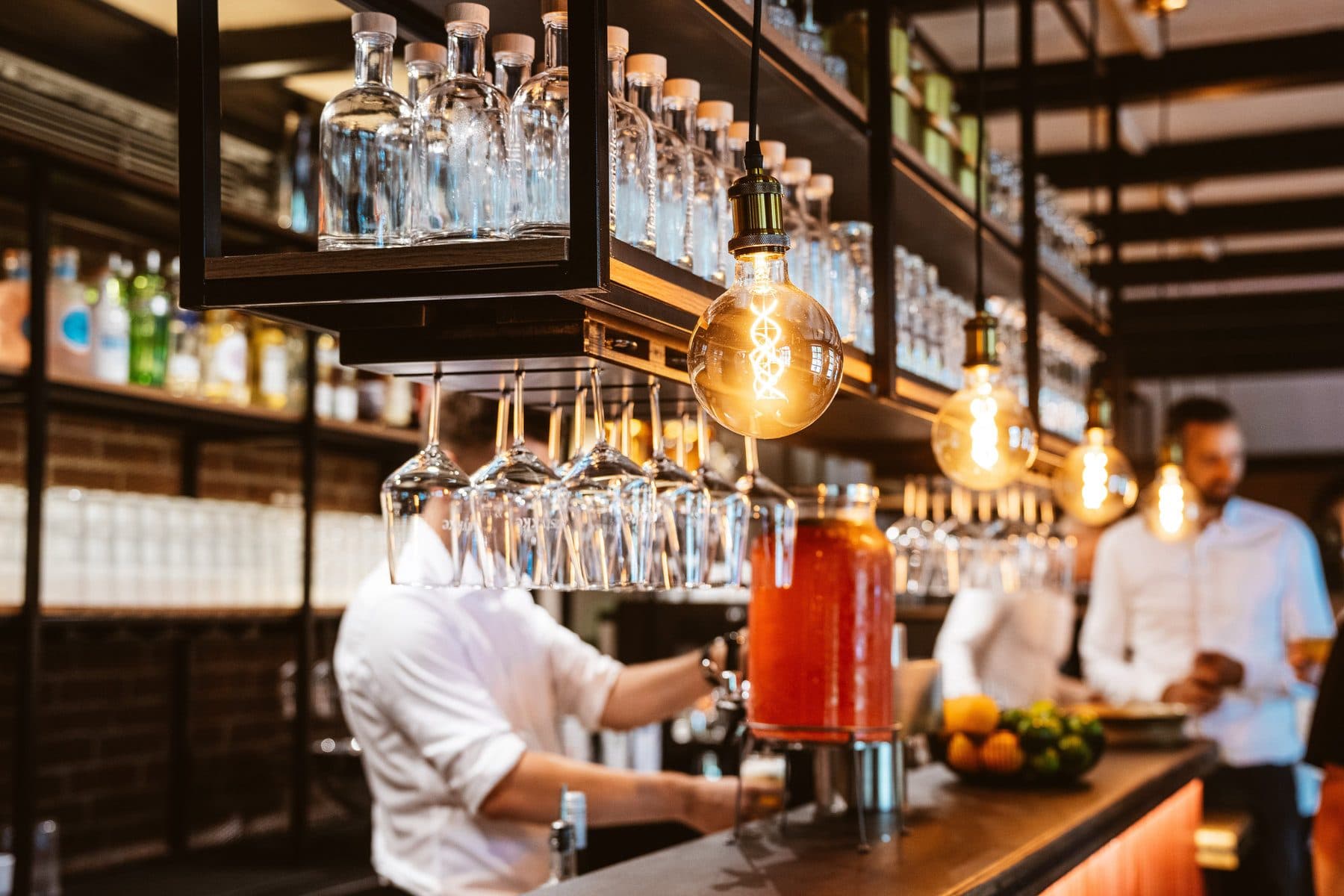 Bartender an der Bar des Herzstykke