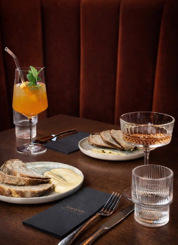 Aperitifs und Snacks auf einem Tisch an der Bar