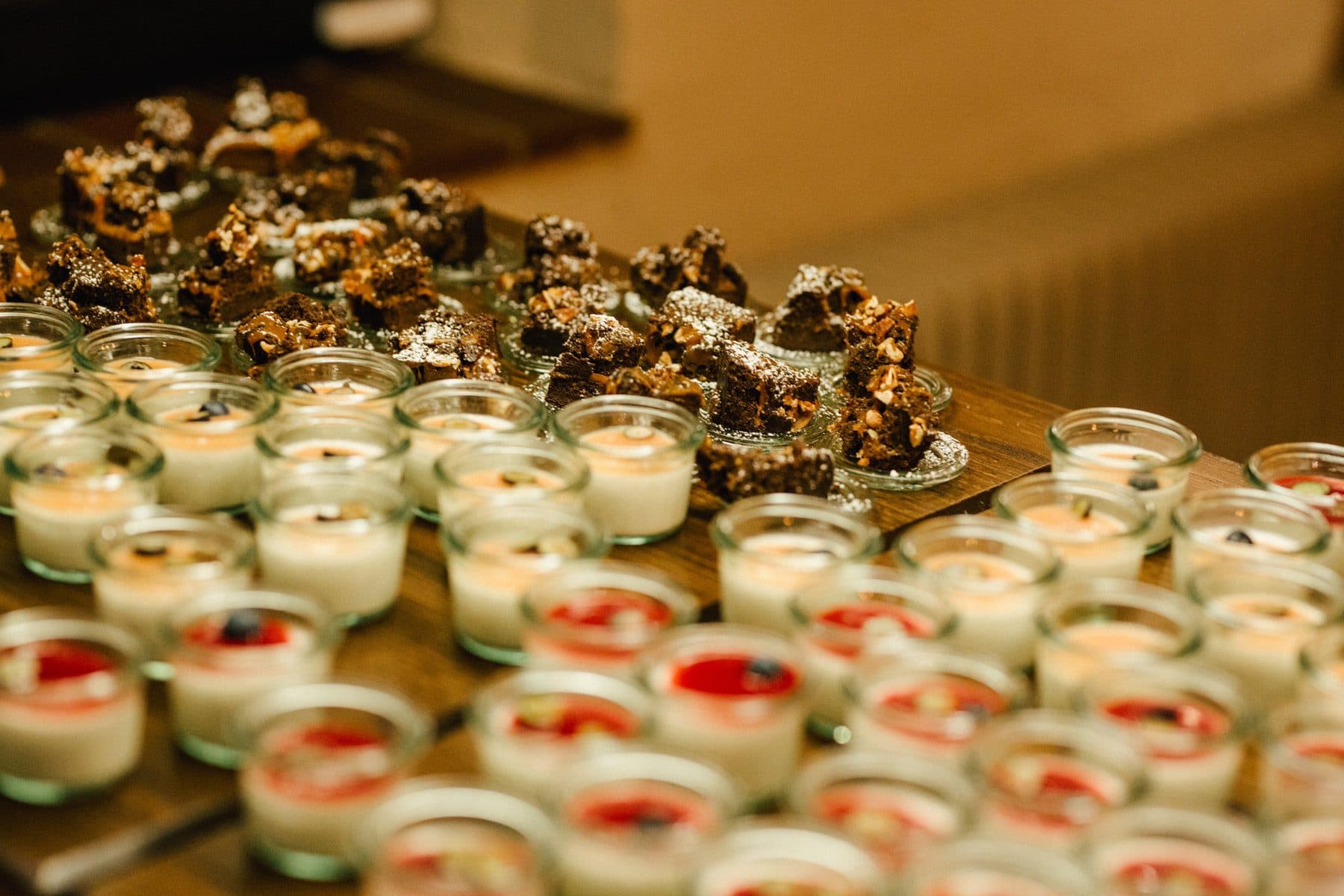 Dessertbuffet mit kleinen Gläsern