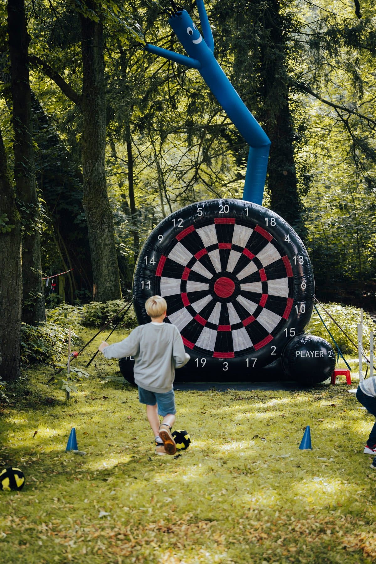 Kinder spielen im Garten des Herzstykke