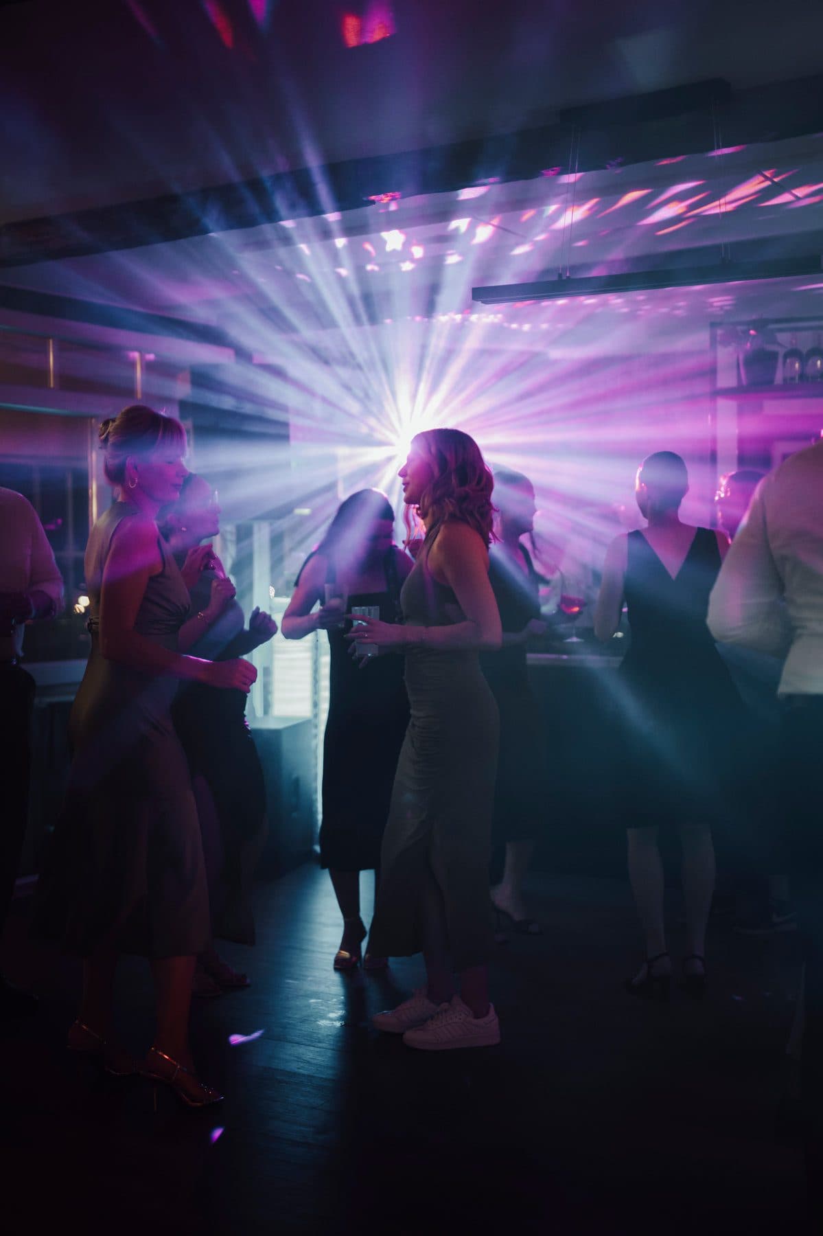 Ausgelassene Party mit DJ und Lichtshow