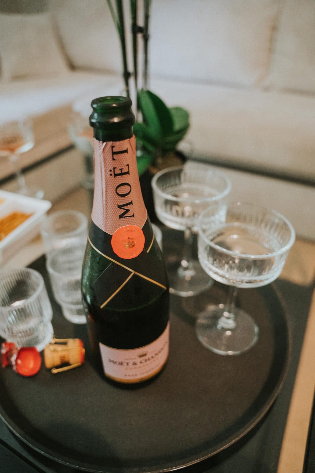 Champagner und Gläser auf einem Tablett im Hotelzimmer