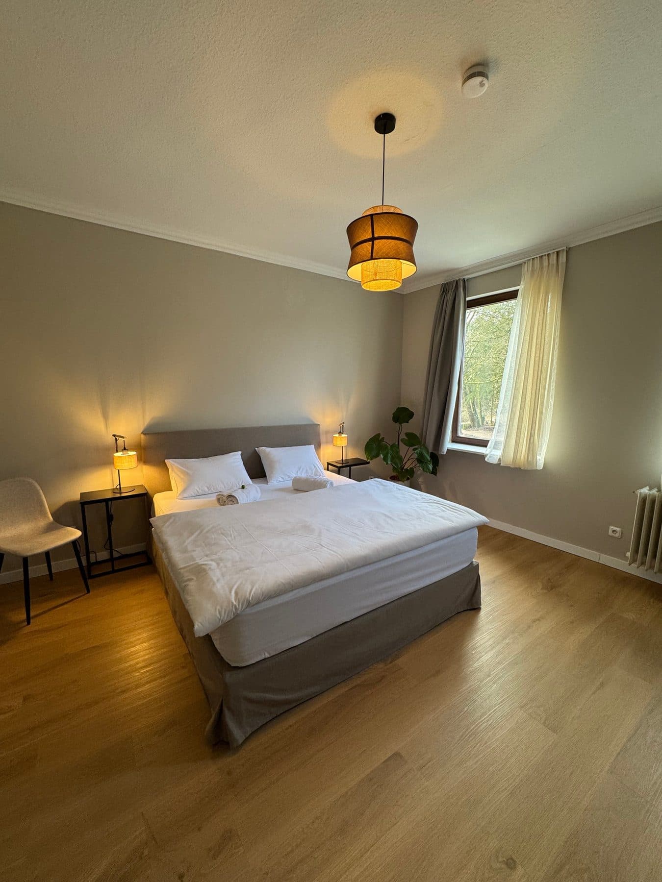Doppelzimmer im Herzstykke mit Holzboden und großem Fenster