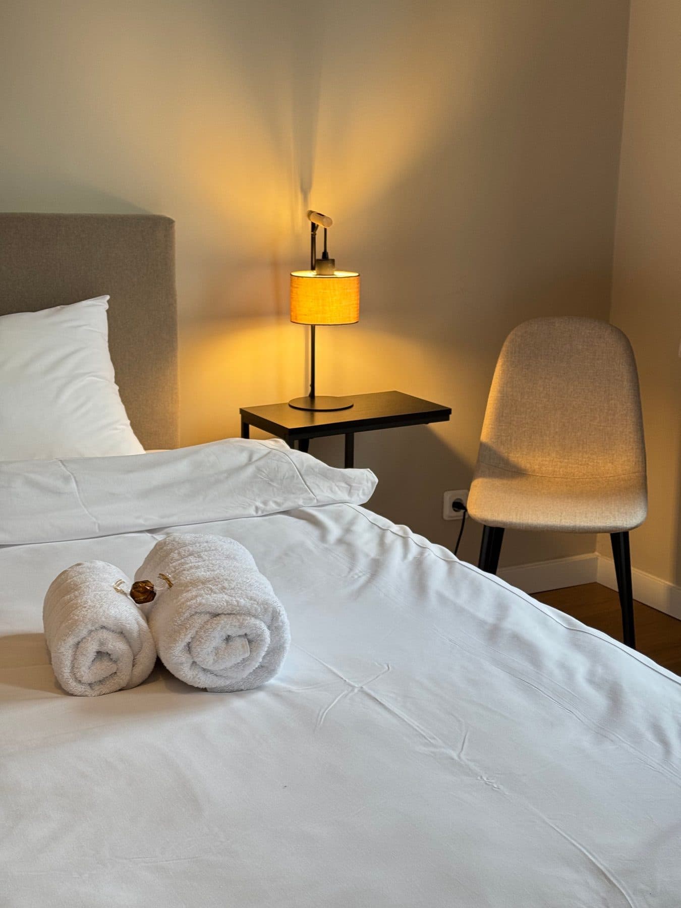 Hotelzimmer im Herzstykke mit frisch bezogenem Bett